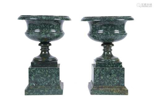 Paire de vases Médicis en porphyre vert, reposant …