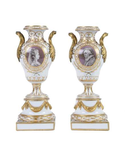 PORCELAINE DE PARIS Paire de vases balustres sur p…