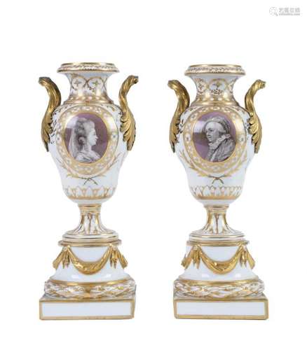 PORCELAINE DE PARIS Paire de vases balustres sur p…