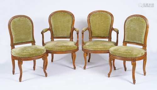 Suite de deux chaises et deux fauteuils en noyer m…