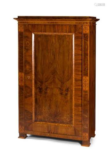 Armoire en bois de placage et marqueterie à décors…