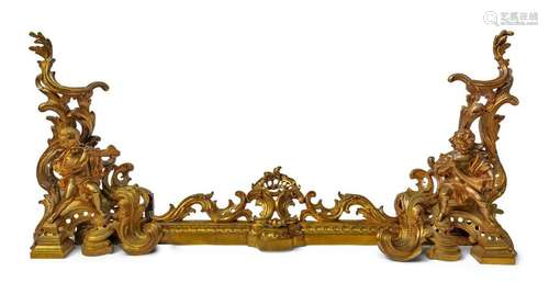 Paire de chenets et barre de foyer en bronze cisel…