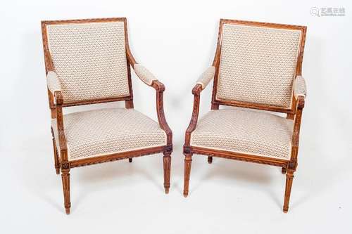 457. Paire de fauteuils Louis XVI, en bois naturel…