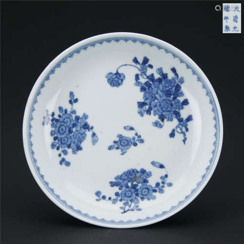 Blue and white flower drawing porcelain plate