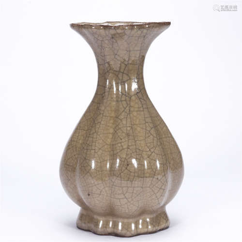 A Chinese long neck flower shape edge porcelain vase