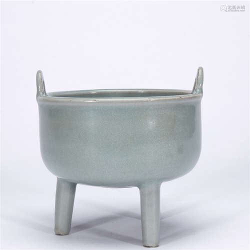 Green glaze double ear tripod porcelain furnace