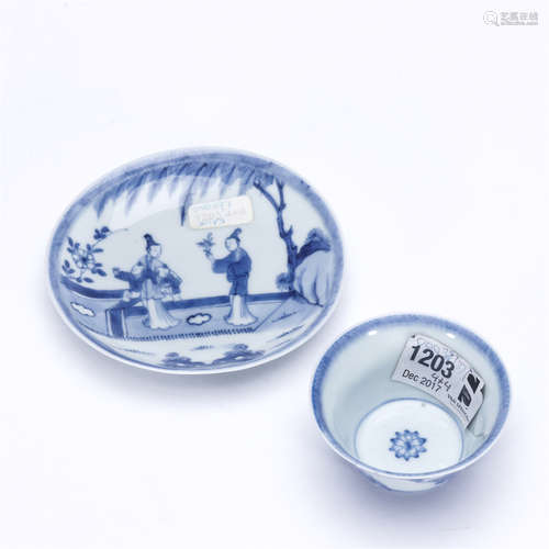 A set of blue and white courtyard character story drawing porcelain cup tray