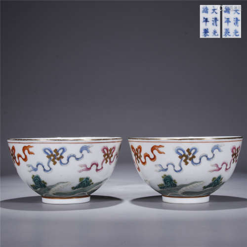 A pair of famille rose landscape drawing porcelain bowls