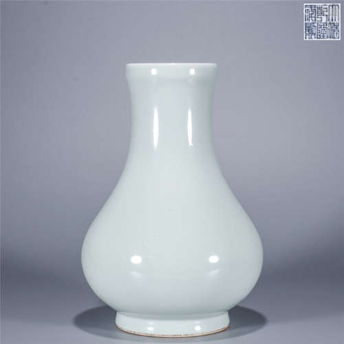 Bean green glaze porcelain bottle, QIAN LONG mark