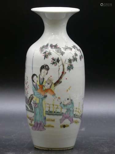 Chine. Vase En Porcelaine