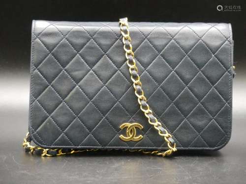 CHANEL. Sac en agneau velours matelassé marine, fe…