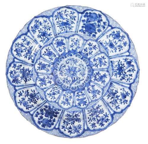 68 Chine (époque KANGXI) Plat en porcelaine camaï…