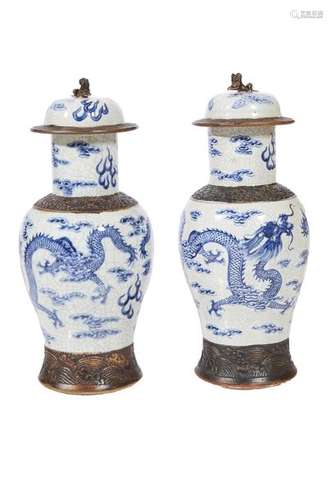 70 Chine Paire de vases couverts en porcelaine à …