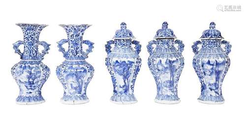 71 Chine (époque KANGXI) Garniture en porcelaine …