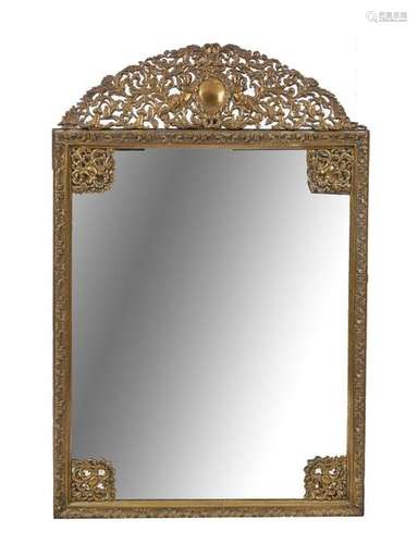 121 Miroir en bronze à décor d'amours, rinceaux et…