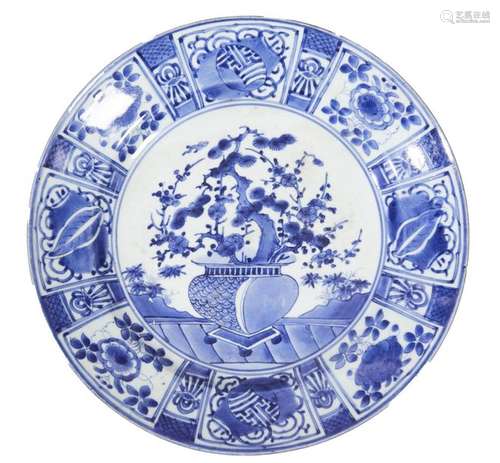 95 JAPON (époque ARITA) Plat en porcelaine camaïe…