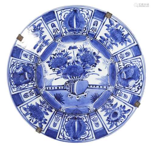 96 JAPON (époque ARITA) Plat en porcelaine camaïe…