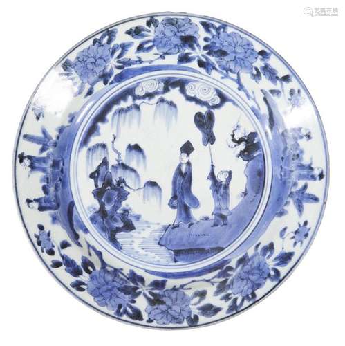 97 JAPON (époque ARITA) Plat en porcelaine camaïe…