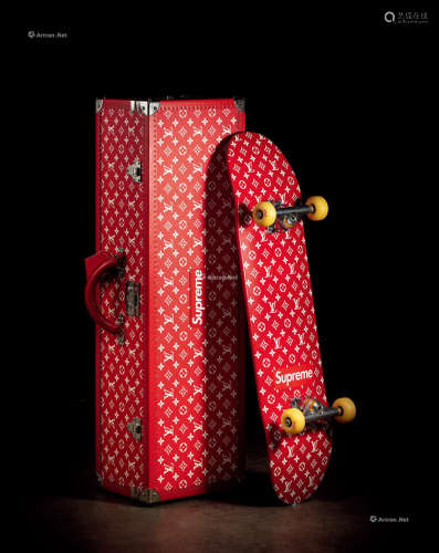 2017年作 路易威登 × Supreme联名 滑板行李箱