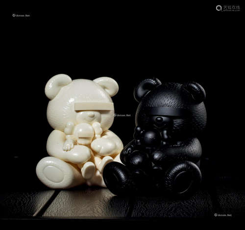 KAWS 2009年作 遮眼熊（白、黑）