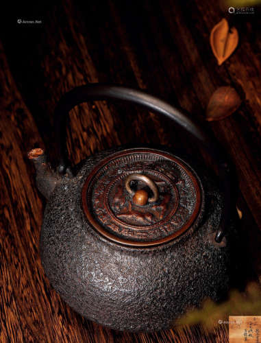 明治时期 龙文堂七代安之介造·雕刻唐铜盖·铁壶