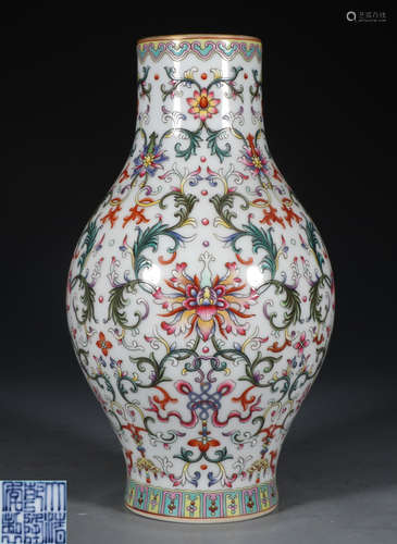 A FAMILLE ROSE GLAZE VASE WITH FLOWER PATTERN