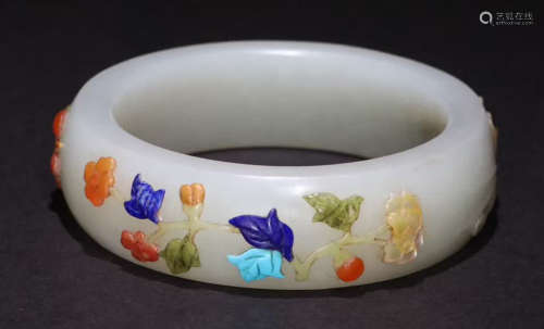 A HETIAN JADE BANGLE EMBEDDED WITH GEM