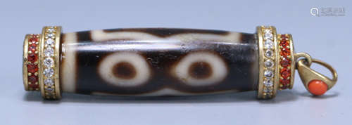 A THREE EYES PATTERN DZI EMBEDDED WITH GOLD