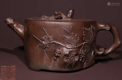 A ZISHA TEA POT CARVED WITH GRAPES