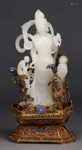 A HETIAN JADE GUANYIN BUDDHA STATUE EMBEDDED WITH GILT SILVER