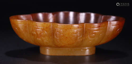 A HETIAN JADE BRUSH WASHER SHAPED WITH FLOWER