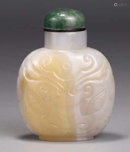 AN AGATE SNUFF BOTTLE CARVED WITH BEAST PATTERN