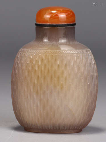 AN AGATE SNUFF BOTTLE CARVED WITH PATTERN