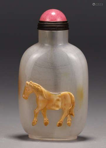 AN AGATE SNUFF BOTTLE CARVED WITH HORSE