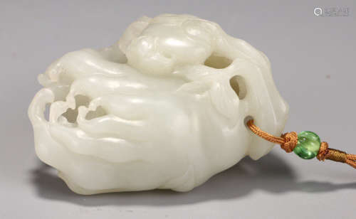 A HETIAN WHITE JADE PENDANT CARVED WITH PEACH