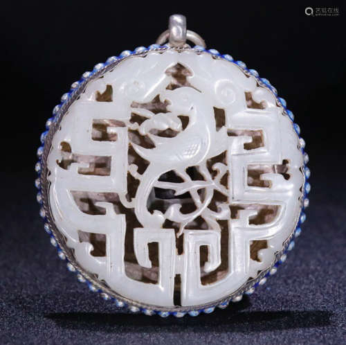 A HETIAN JADE PENDANT EMBEDDED WITH SILVER