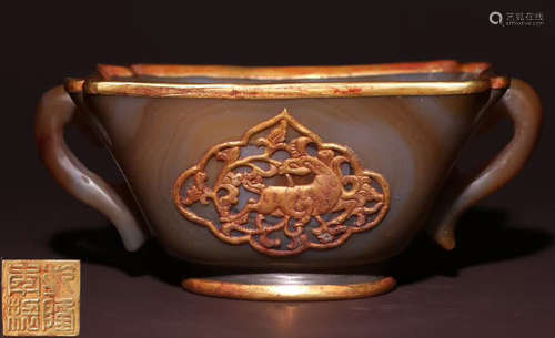 AN AGATE CUP EMBEDDED WITH GILT SILVER