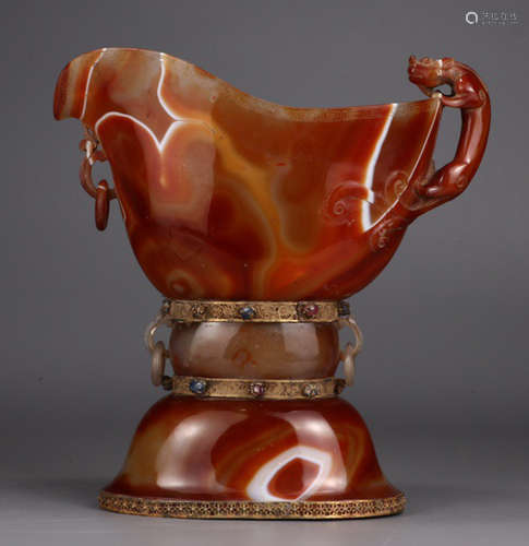 AN AGATE CUP EMBEDDED WITH GOLD