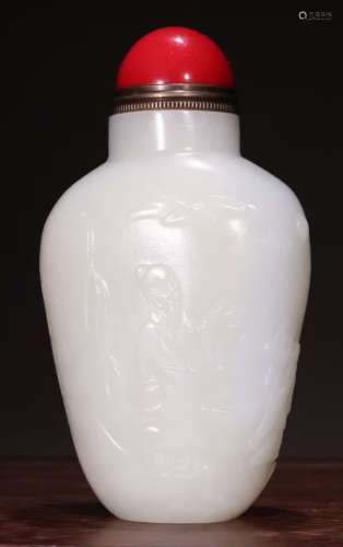 A HETIAN JADE SNUFF BOTTLE CARVED WITH STORY PATTERN
