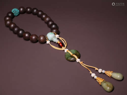 A CHENXIANG WOOD STRING BRACELET WITH 18 BEADS