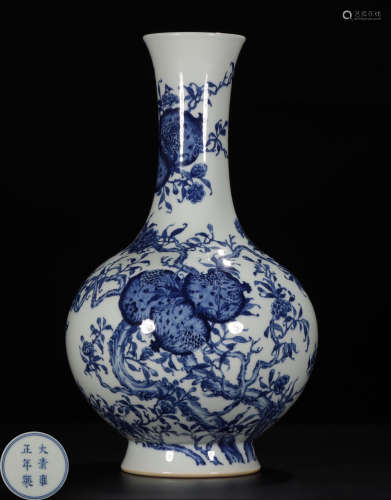 A BLUE&WHITE GLAZE VASE PAINTED WITH POMEGRANATE