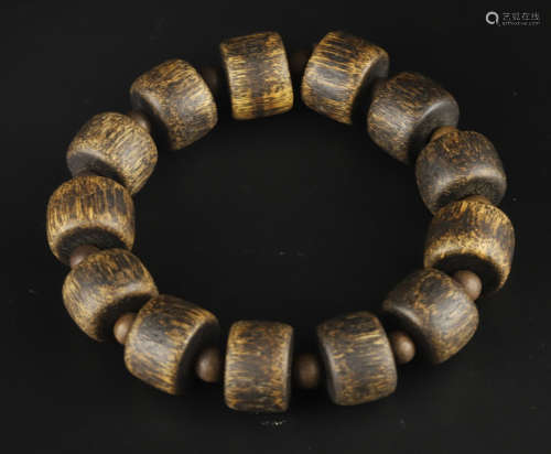 A CHENXIANG WOOD STRING BRACELET