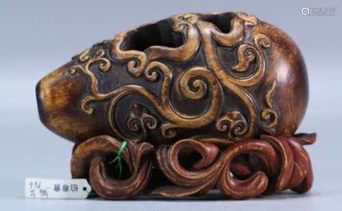 A WOOD BRUSH WASHER CARVED WITH PATTERN