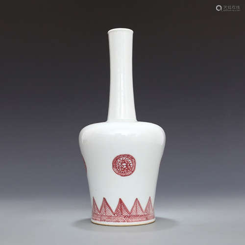 A CHINESE UNDERGLAZED RED FLORAL PORCELAIN BELL-SHAPED ZUN