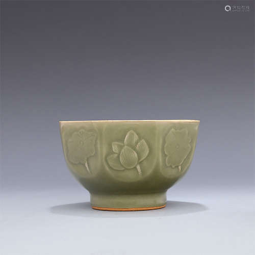 A CHINESE LONGQUAN KILN CARVED LOTUS FISH PATTERN PORCELAIN BOWL