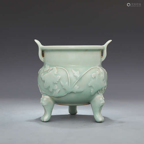 A CHINESE LONGQUAN KILN CELADON-GLAZED PEONY PATTERN PORCELAIN CENSER