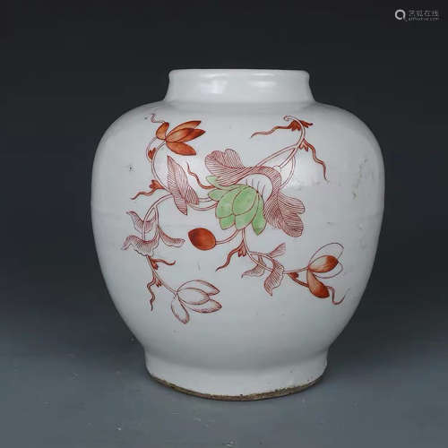 A CHINESE RED GREEN COLOR PAINTED FLORAL PORCELAIN JAR