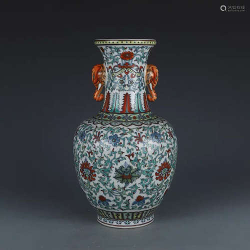 A CHINESE CLASHINGCOLOR TWINING FLORAL PATTERN PORCELAIN VASE