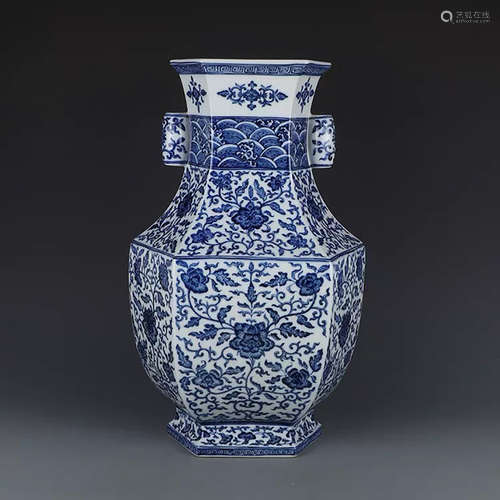 A CHINESE BLUE AND WHITE FLORAL PORCELAIN VASE