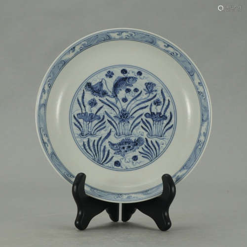 A CHINESE BLUE AND WHITE FLORAL PORCELAIN PLATE